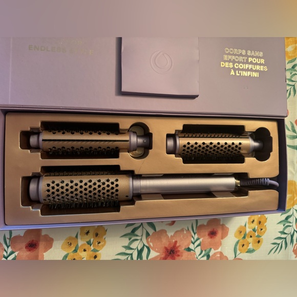 ***SOLD*** BNIB Monat blowout brush - Picture 2 of 2